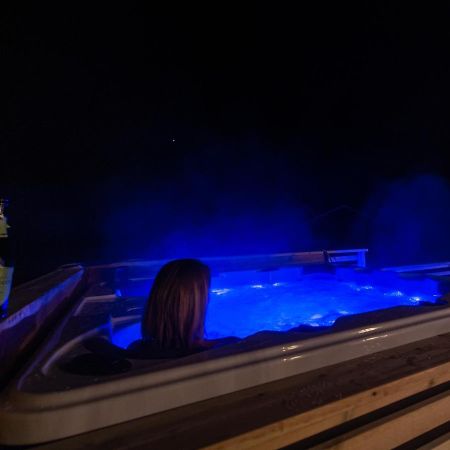 Arctic Lodge Tromvik With Jacuzzi Tromsø Zewnętrze zdjęcie