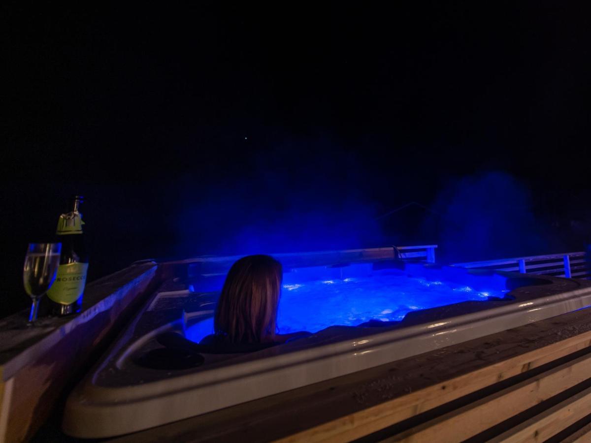 Arctic Lodge Tromvik With Jacuzzi Tromsø Zewnętrze zdjęcie